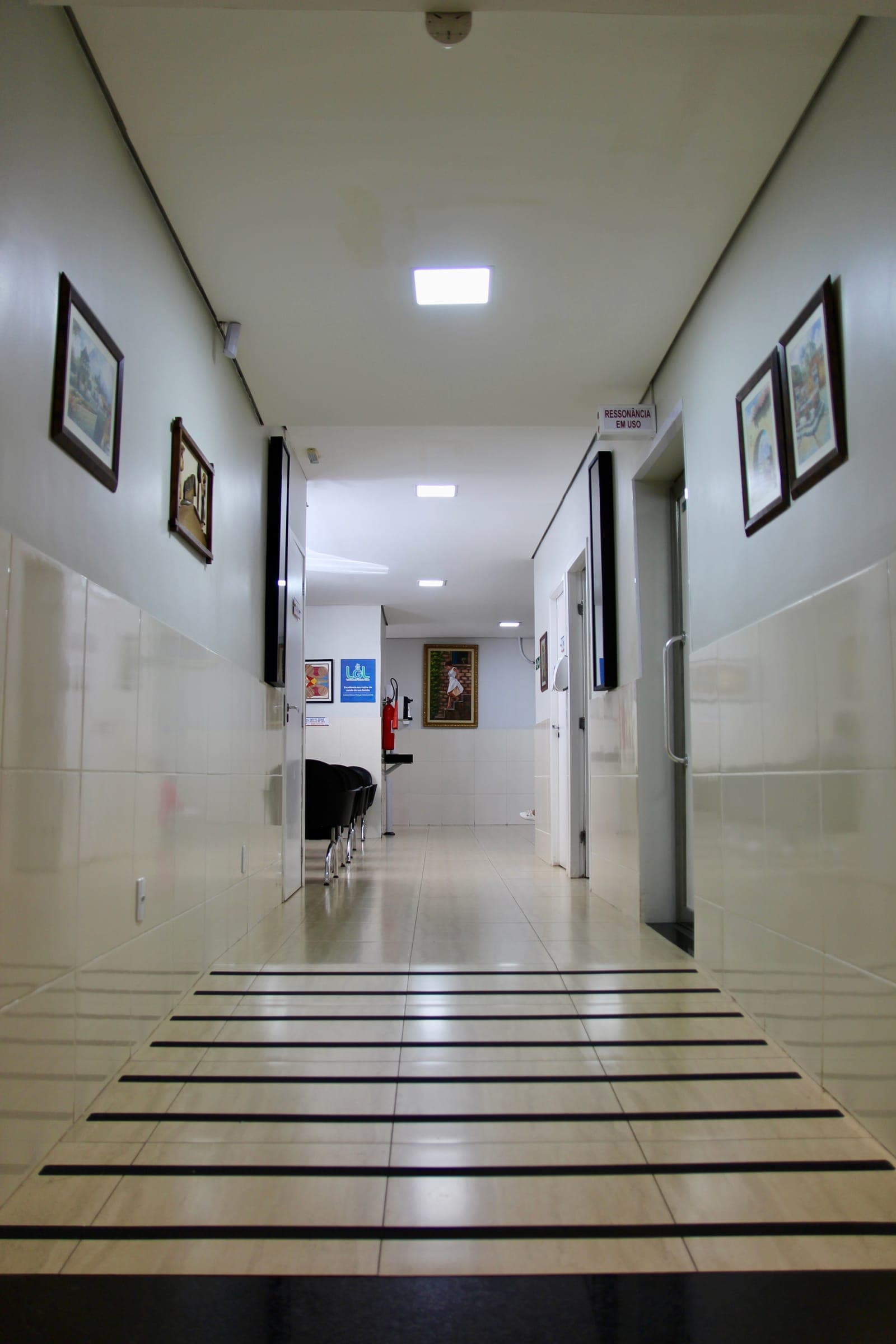 Corredor interno da clínica de atendimento médico no Setor Sul, Goiânia