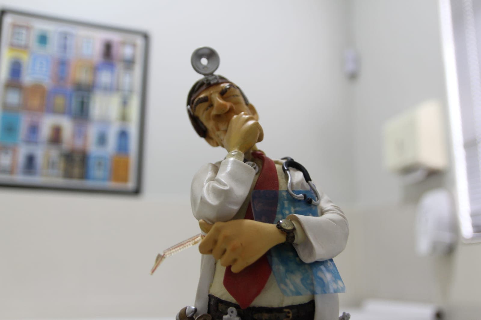 Detalhe da decoração do ambiente de atendimento médico em Goiânia