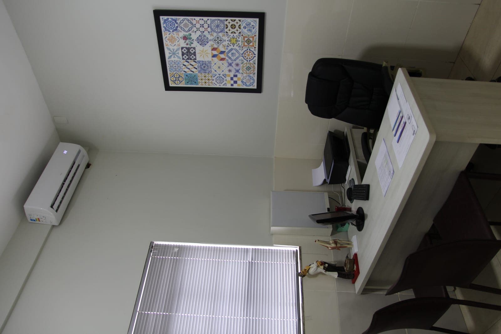 Sala de atendimento equipada e climatizada da clínica em Goiânia