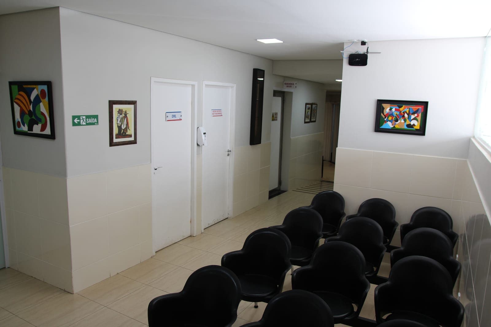 Sala de espera climatizada do consultório médico no Setor Sul, Goiânia