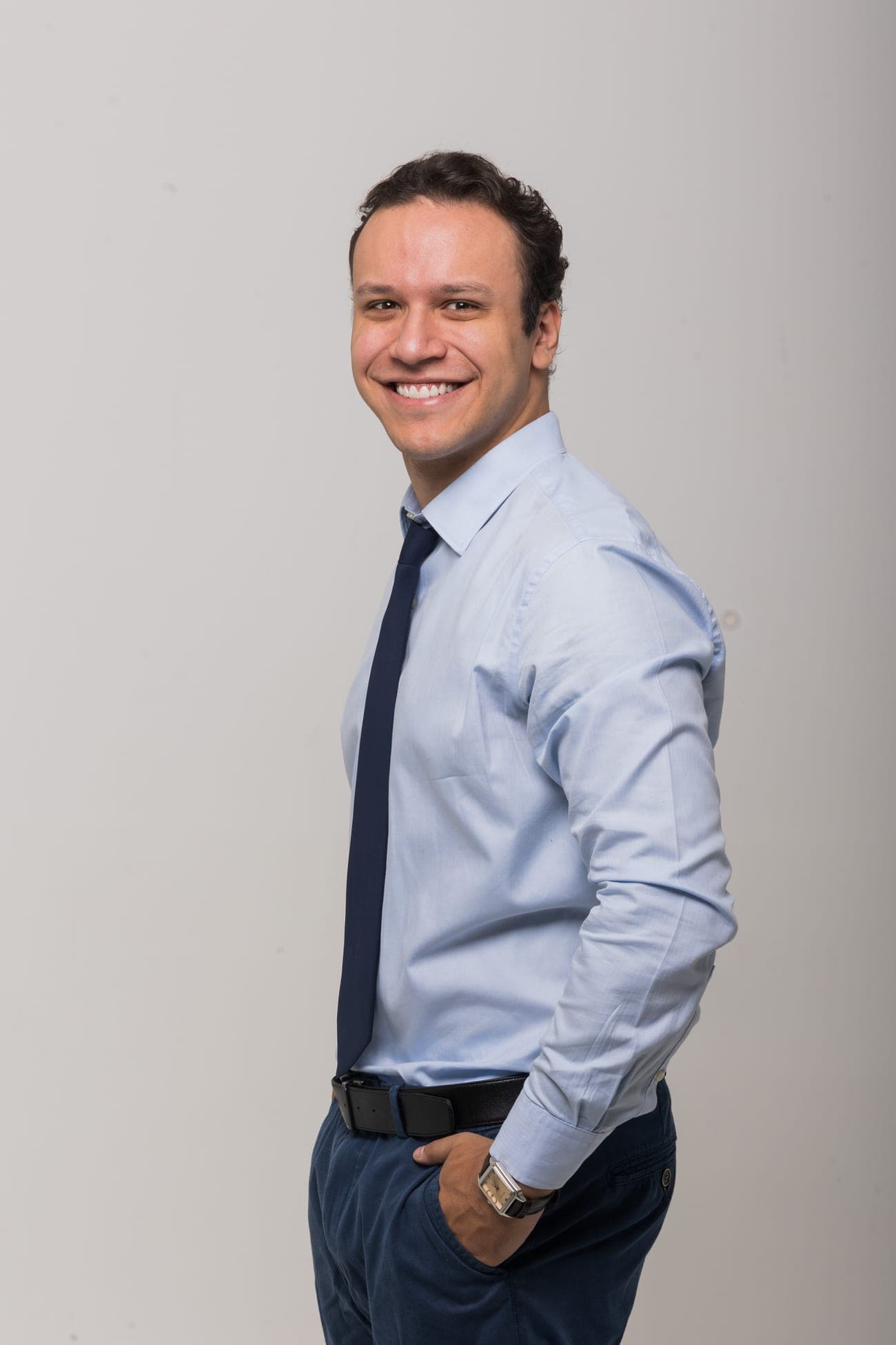 Dr. José Victor em camisa social, sorrindo