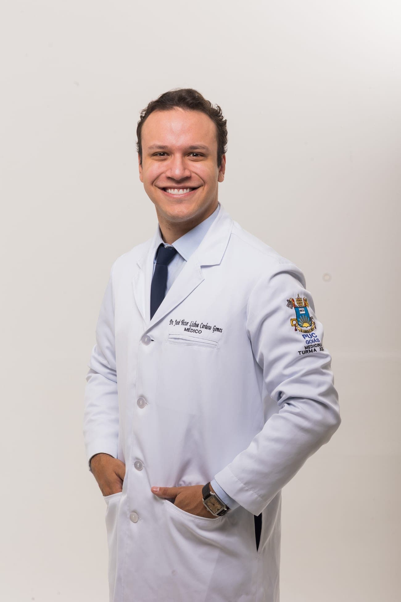 Dr. José Victor Lisboa Cardoso Gomes, médico CRM-GO 38508, de jaleco no consultório em Goiânia