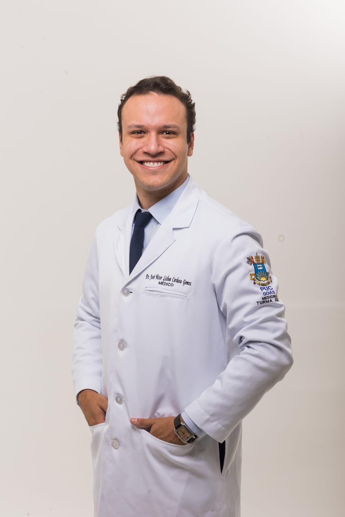 Dr. José Victor de jaleco com o brasão da PUC Goiás