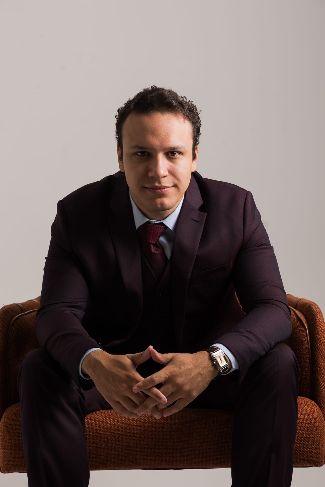 Dr. José Victor Lisboa Cardoso Gomes sentado, em traje social — clínica médica e medicina endocanabinoide em Goiânia