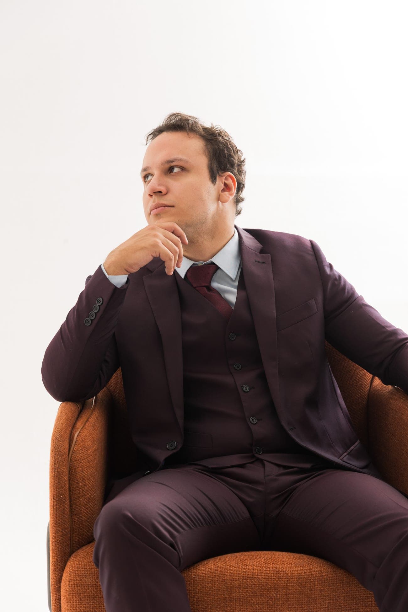 Dr. José Victor sentado, em atitude reflexiva