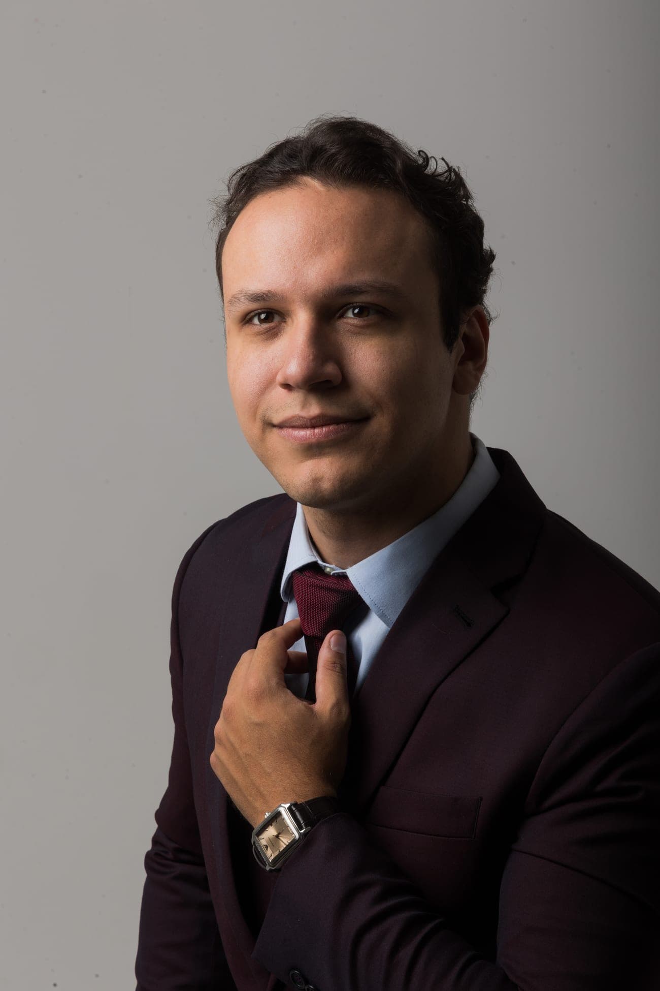 Dr. José Victor Lisboa Cardoso Gomes, médico, em traje social ajustando a gravata